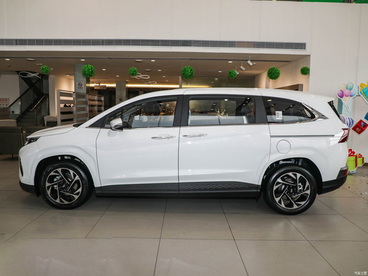 2022年 左方向 207T GDi 5ドア7人乗りのMPV カーエンターテインメントシステム付き