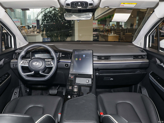 2022年 左方向 207T GDi 5ドア7人乗りのMPV カーエンターテインメントシステム付き