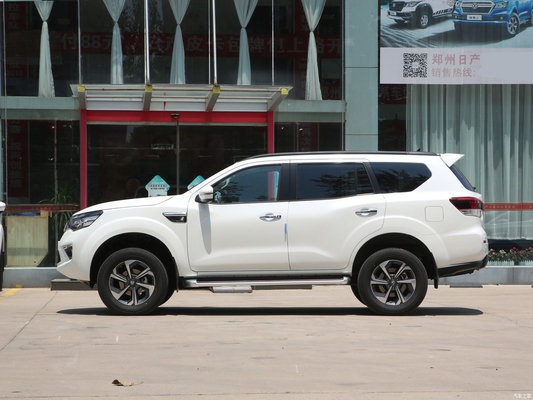 多機能ステアリングとLED昼間照明 ニッサン・パラディン 2023 2.0T 四輪駆動 専用SUV