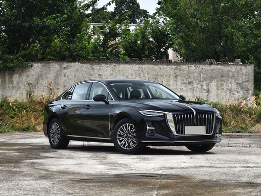 スタイリッシュな 2023 レッドフラッグ h5 1.5T DCT 4ドア 5人乗りの車 R17 タイヤとLEDヘッドライト