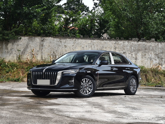 スタイリッシュな 2023 レッドフラッグ h5 1.5T DCT 4ドア 5人乗りの車 R17 タイヤとLEDヘッドライト
