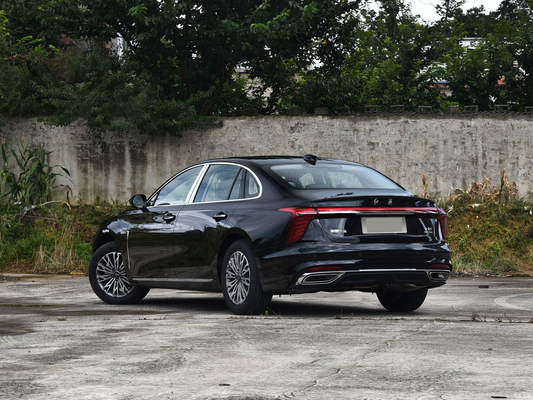 スタイリッシュな 2023 レッドフラッグ h5 1.5T DCT 4ドア 5人乗りの車 R17 タイヤとLEDヘッドライト
