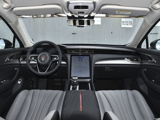 スタイリッシュな 2023 レッドフラッグ h5 1.5T DCT 4ドア 5人乗りの車 R17 タイヤとLEDヘッドライト