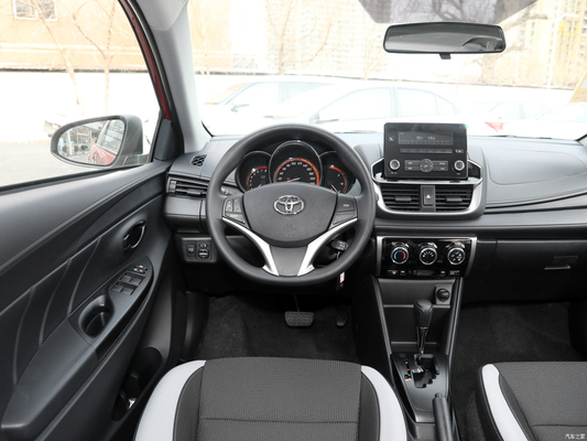 2022年 トヨタ YARiS L 1.5L マニュアルエアコン リーダー PLUS 小型4ドア5人乗りSUV