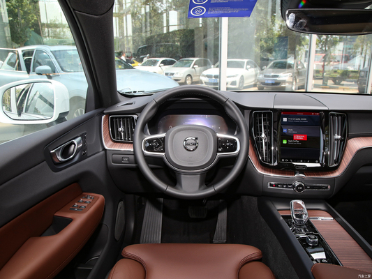 2024 ヴォルボ XC60 B5 48V ライトハイブリッド 4WD 高級中型SUV 5座と6つのエアバッグ