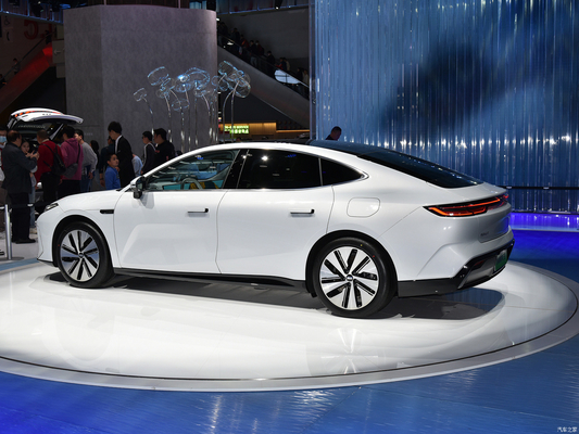 エネルギー電気 ジーリー ギャラクシーE8 車 4ドア5座 200KW パワーと広々としたインテリア