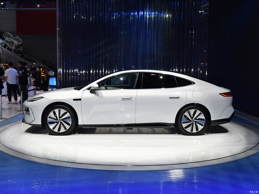 エネルギー電気 ジーリー ギャラクシーE8 車 4ドア5座 200KW パワーと広々としたインテリア