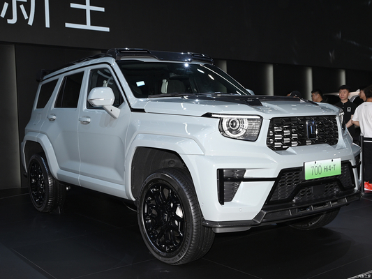 タンク700 Hi4-T 2024 ハイブリッドSUV 120KWのモーターパワーと5ドア5座の車体構造