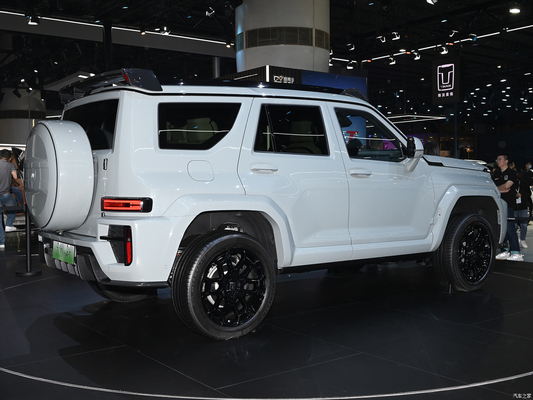 タンク700 Hi4-T 2024 ハイブリッドSUV 120KWのモーターパワーと5ドア5座の車体構造