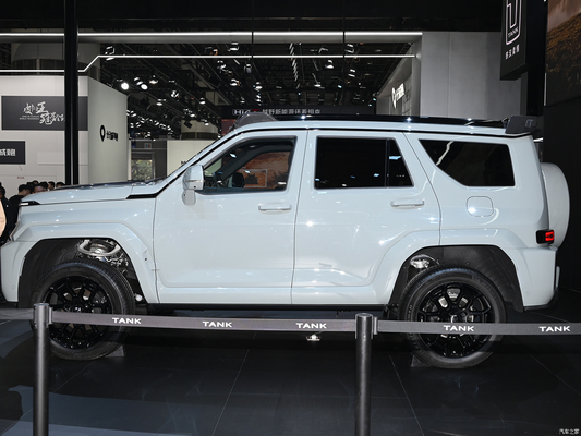 タンク700 Hi4-T 2024 ハイブリッドSUV 120KWのモーターパワーと5ドア5座の車体構造