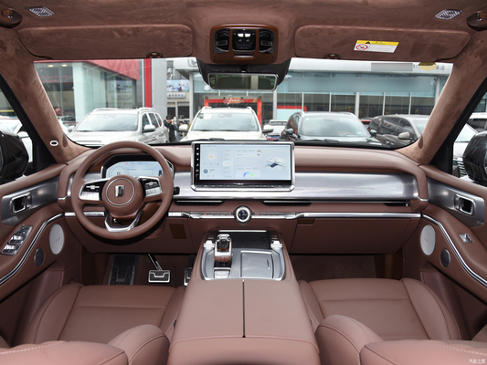 タンク700 Hi4-T 2024 ハイブリッドSUV 120KWのモーターパワーと5ドア5座の車体構造