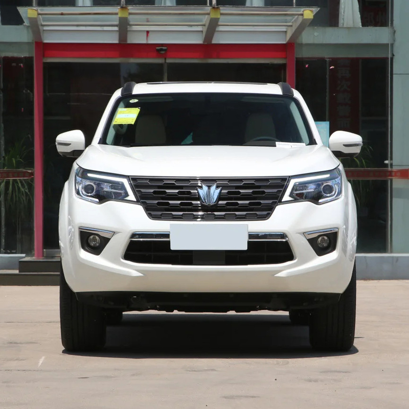 多機能ステアリングとLED昼間照明 ニッサン・パラディン 2023 2.0T 四輪駆動 専用SUV