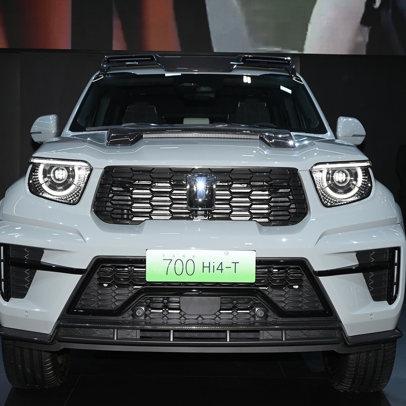 タンク700 Hi4-T 2024 ハイブリッドSUV 120KWのモーターパワーと5ドア5座の車体構造